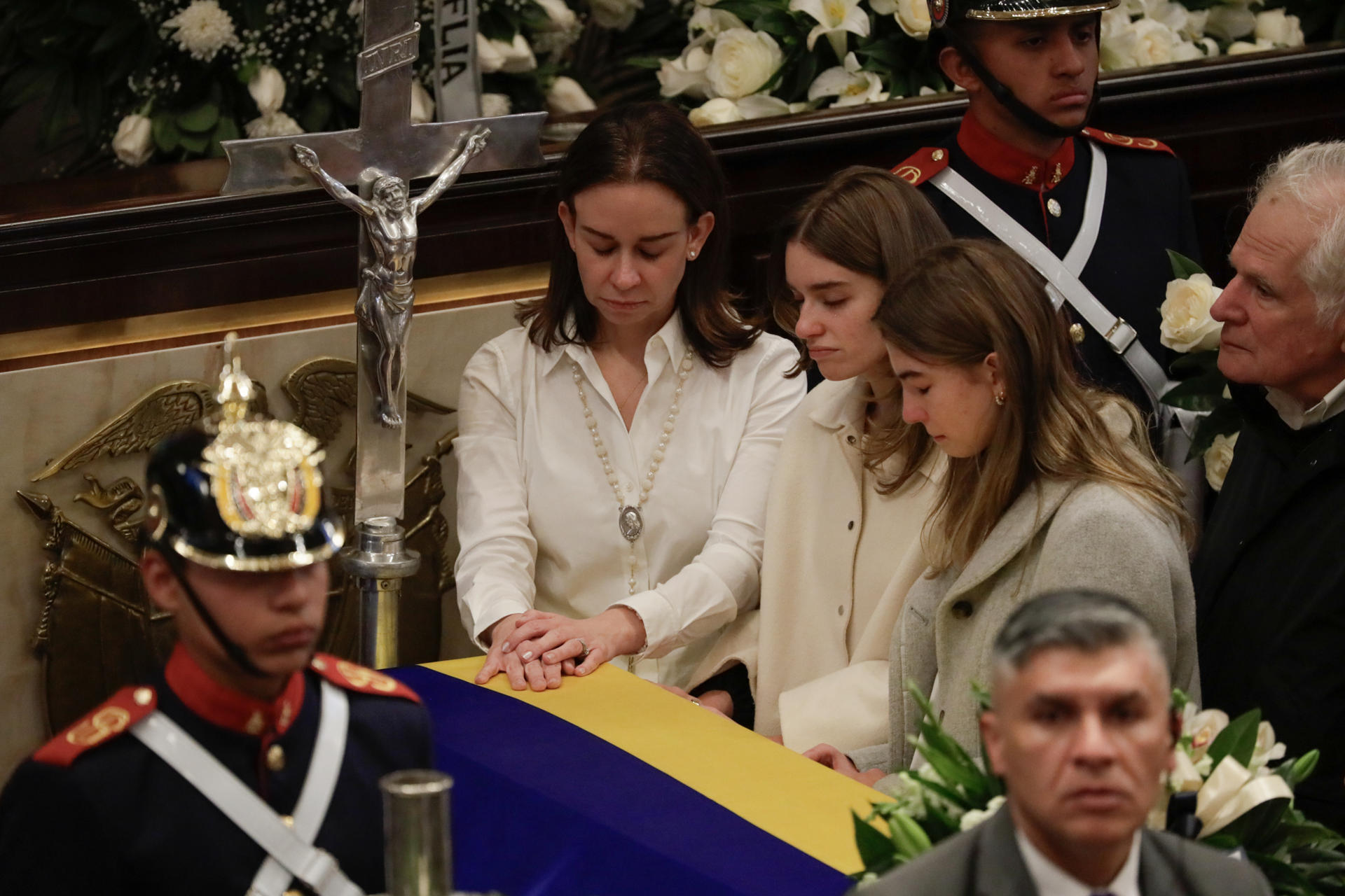 Desgarrador momento en el que María Claudia Tarazona se quiebra y llora en  el ataúd de Miguel Uribe - LaPatilla.com
