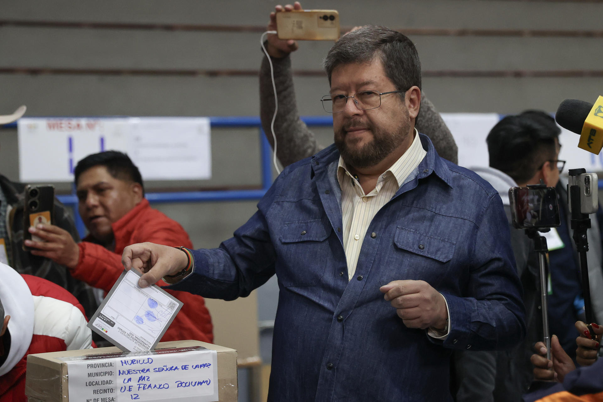 El candidato boliviano Samuel Doria Medina votó y llamó a salir de la crisis de manera pacífica