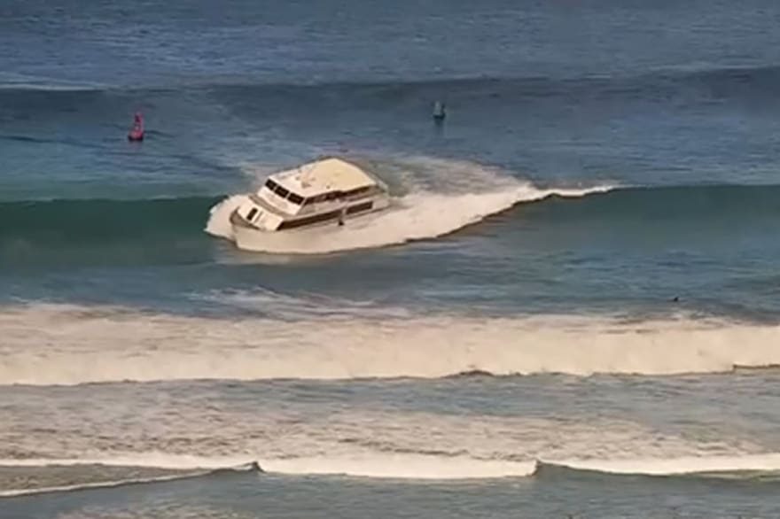“Parecía un juguete”: el increíble VIDEO del barco de pasajeros arrastrado por una ola gigante en Hawái