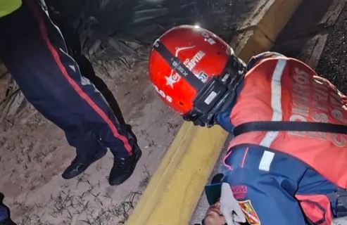 Joven murió y otro resultó herido tras sufrir dura caída desde un elevado de la autopista Valle-Coche