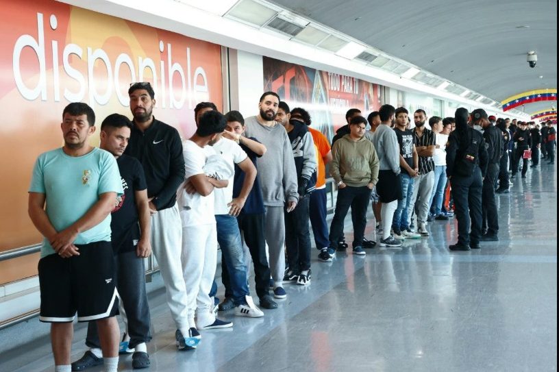 Llegó nuevo avión con 319 inmigrantes venezolanos deportados desde EEUU