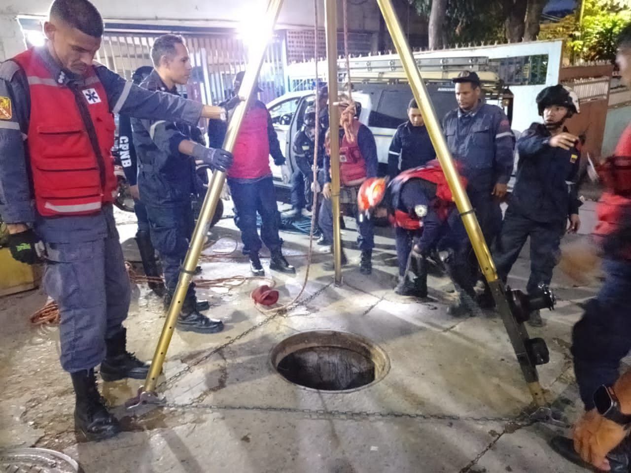 Hombre en situación de calle cayó cinco metros por una boca de visita y perdió la vida en El Valle