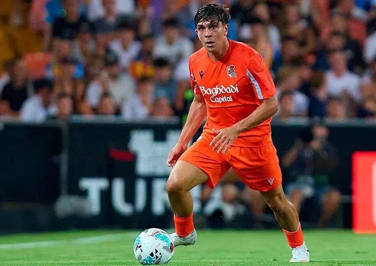 Salomón Rondón le ganó la partida a Jon Aramburu en LaLiga