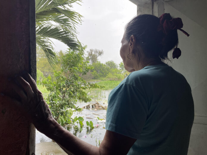 Benilde Lara, la abuela con cinco nietos que lucha contra el río Caroní para no perder su hogar