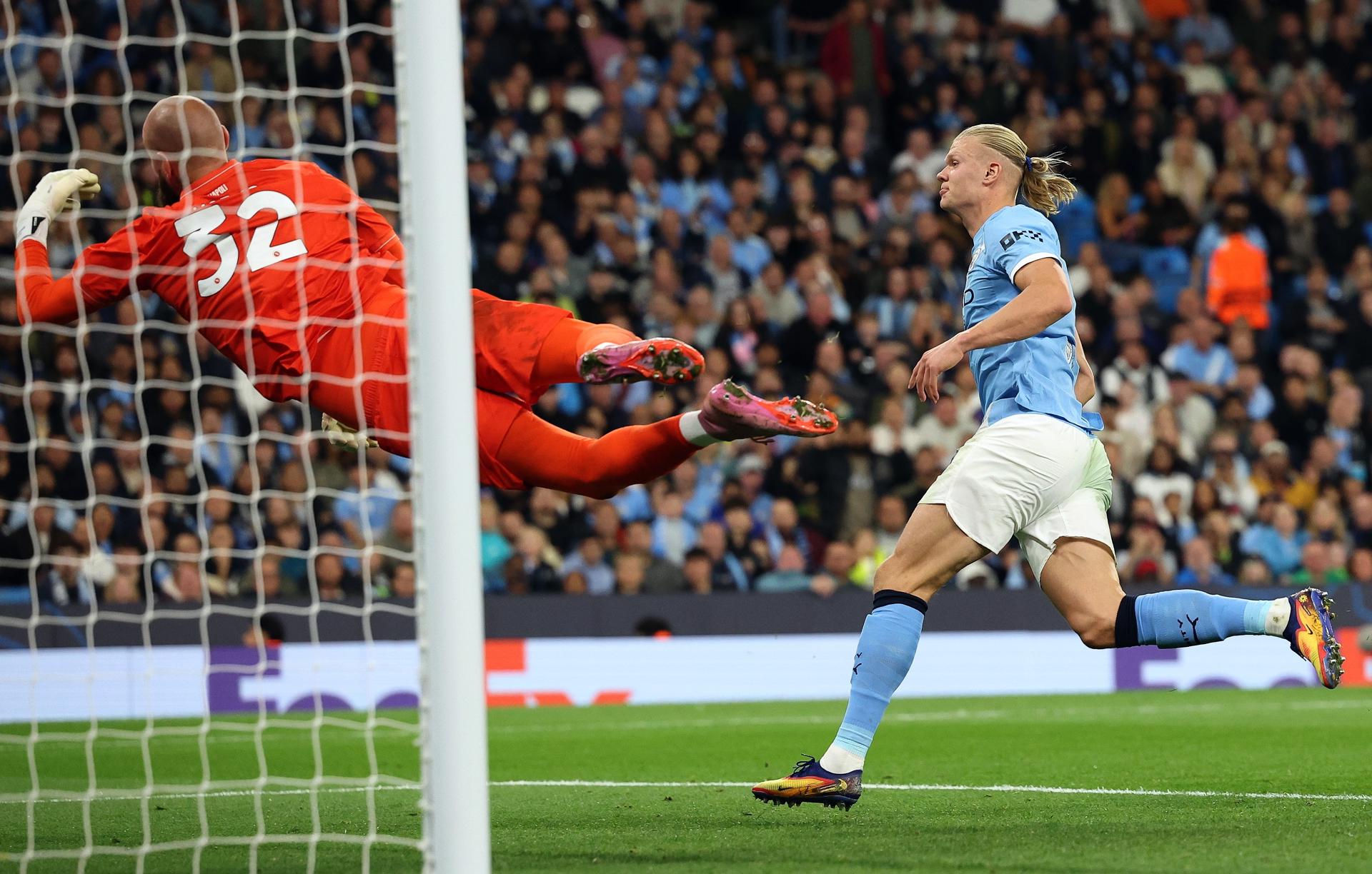 Manchester City no perdonó a un Napoli en inferioridad numérica y sin pólvora