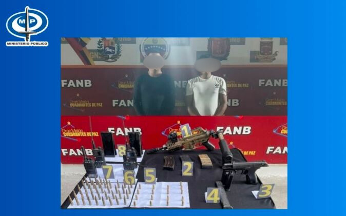 ¡Hasta los dientes! Dos hombres fueron capturados con peligroso arsenal de armas en Bolívar