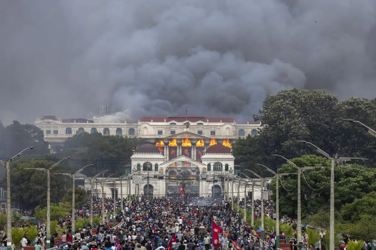 En VIDEO: el interior del Parlamento de Nepal luego de ser incendiado por manifestantes