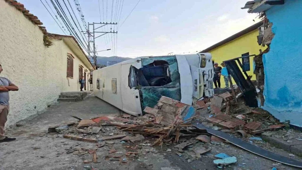 Autobús perdió los frenos y causó aparatoso accidente en Mérida (Fotos)