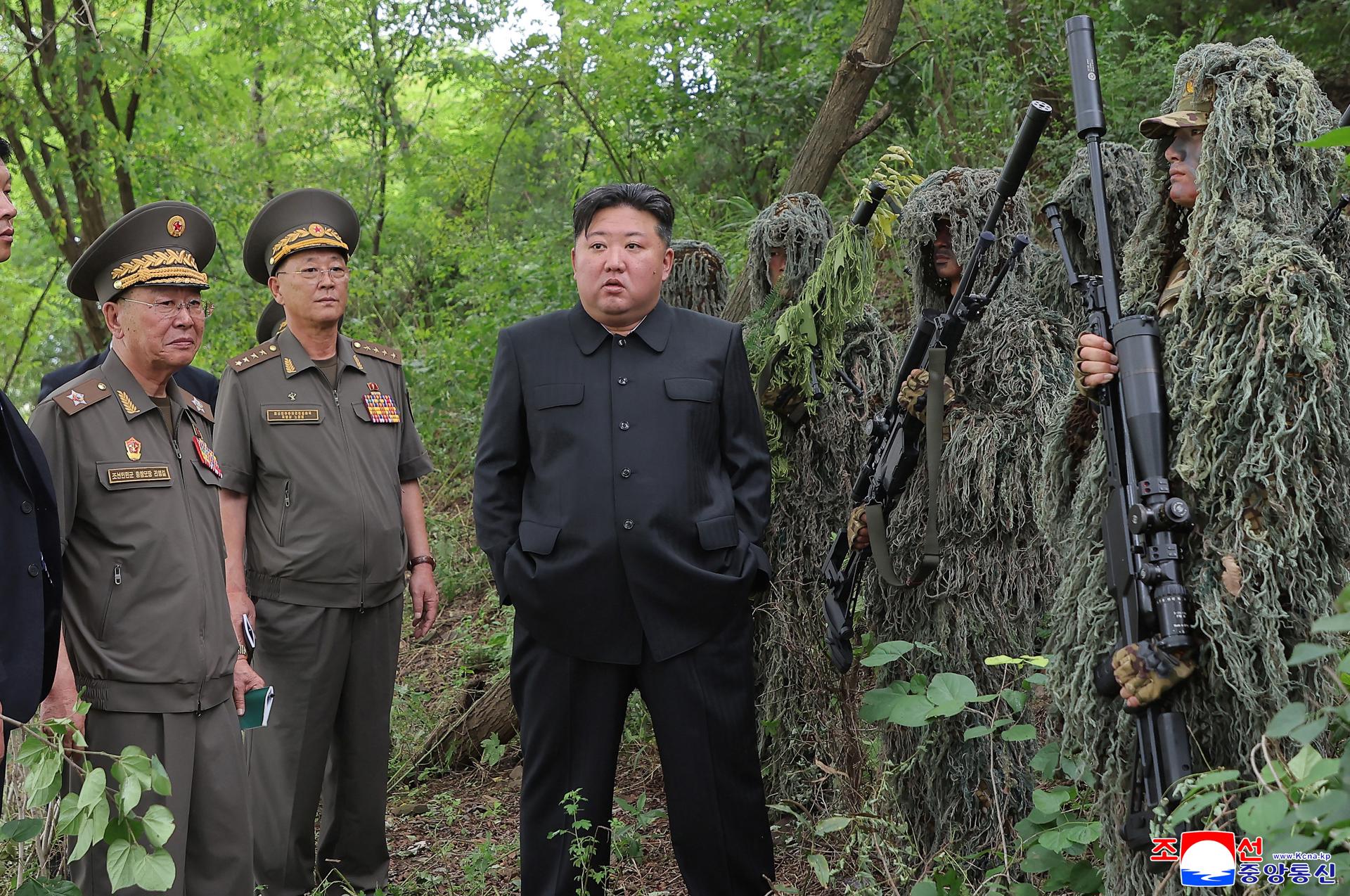 Kim Jong-un se embarca en un viaje en tren de un día para participar en desfile militar en China