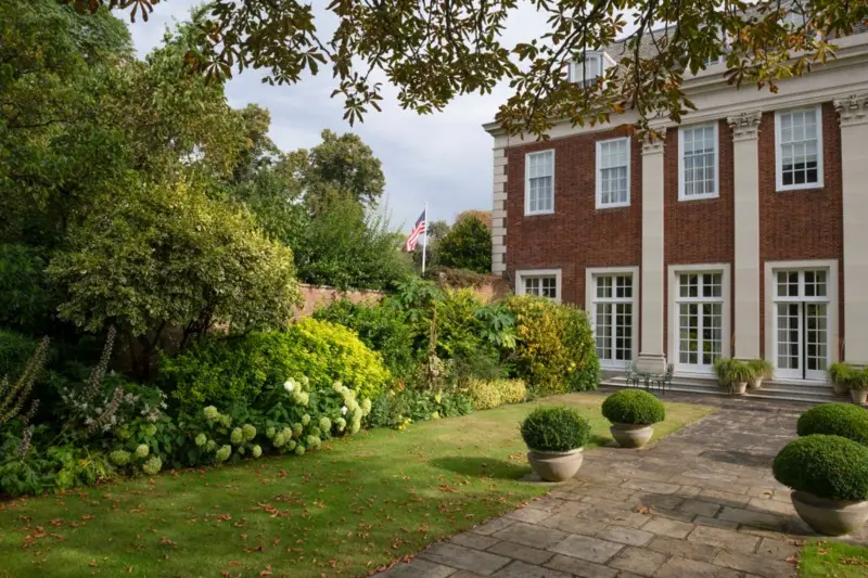 Cómo es Windfield House, la mansión del tamaño de siete campos de fútbol en la que Trump se aloja