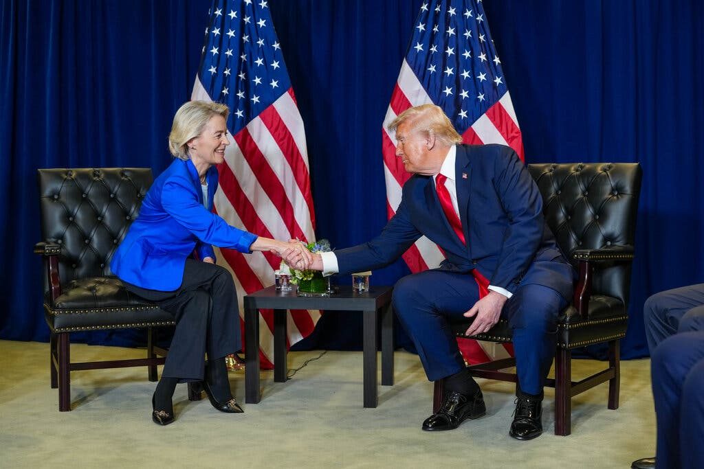 Cómo Trump adopta tonos radicalmente diferentes en público y en privado
