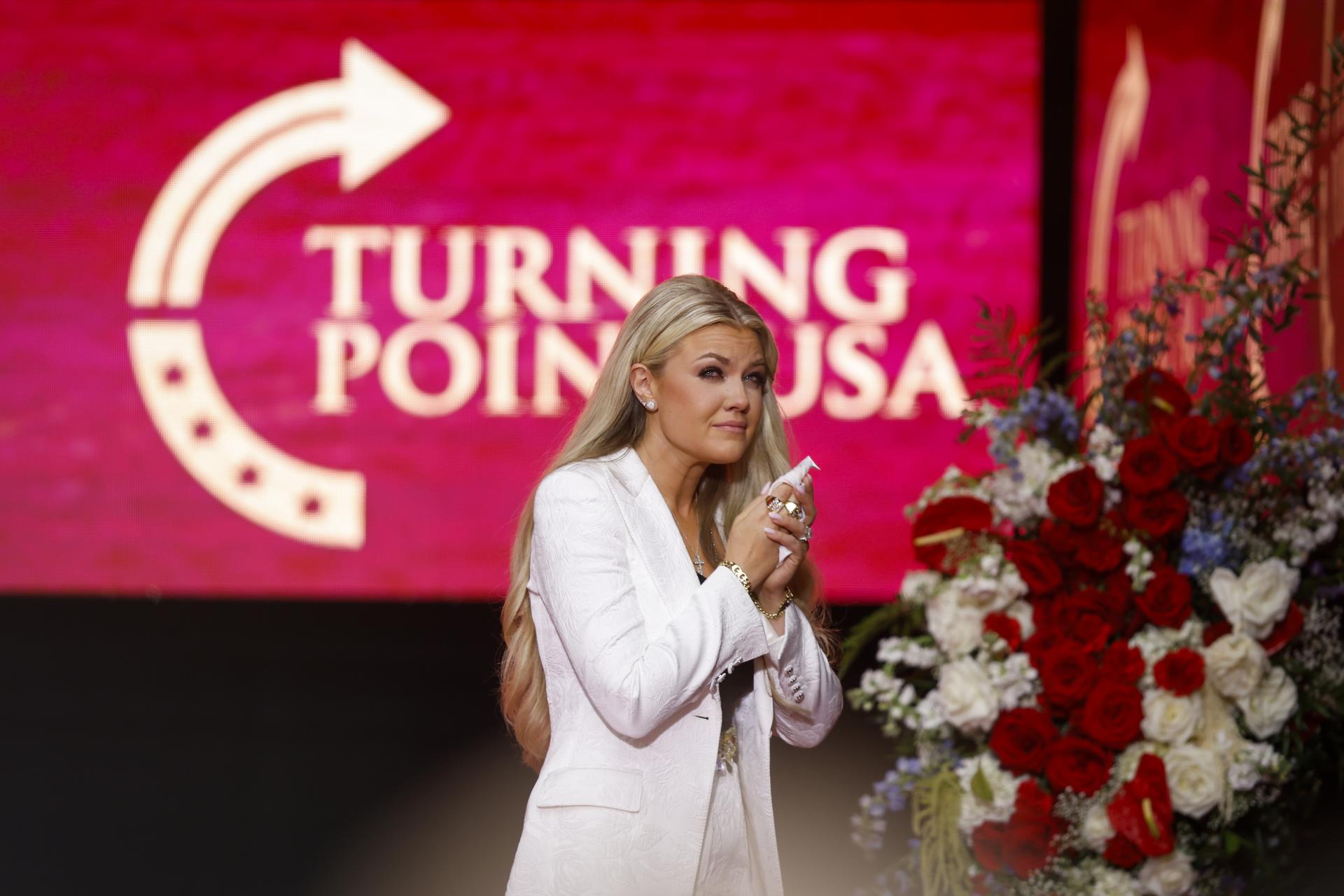 Erika Kirk sorprendió en Arizona tras perdonar al asesino de su esposo en multitudinario homenaje