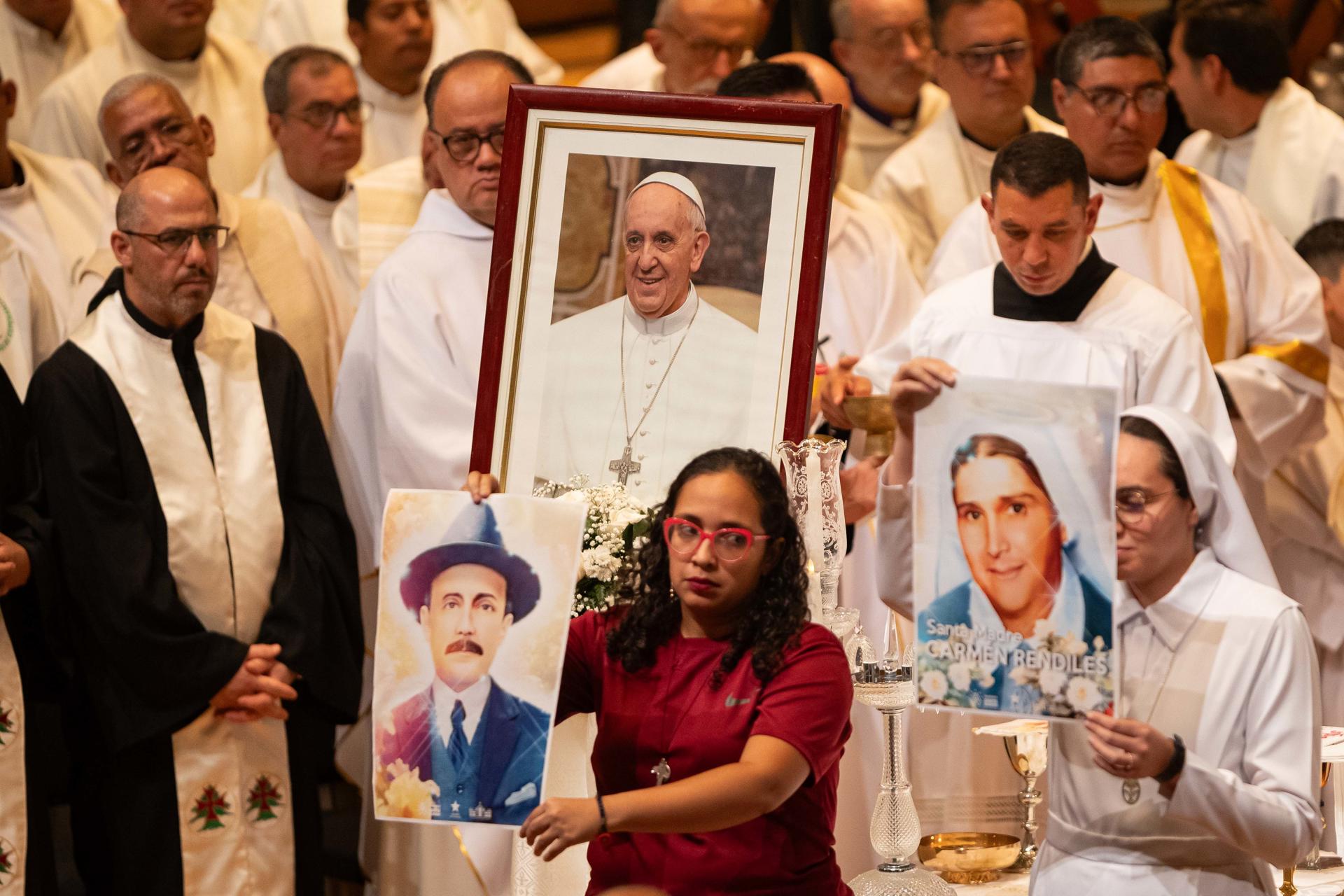 Venezolanos recorrieron la vida de José Gregorio Hernández y Carmen Rendiles con un concierto en Caracas