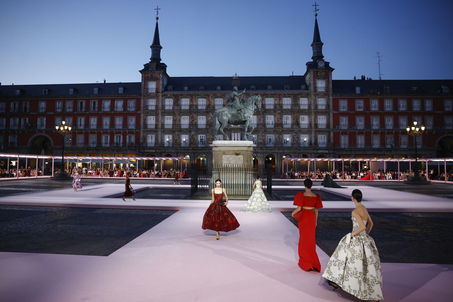 Estrellas de la música y el cine se dieron cita en el desfile de Carolina Herrera en Madrid