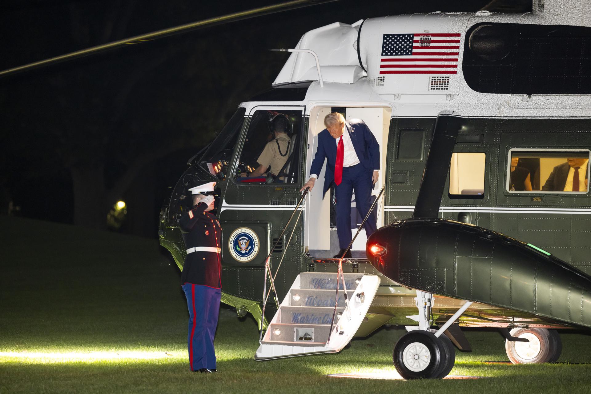 "Ya ni siquiera se encuentra un barco pesquero cerca de Venezuela", celebró Trump (VIDEO)