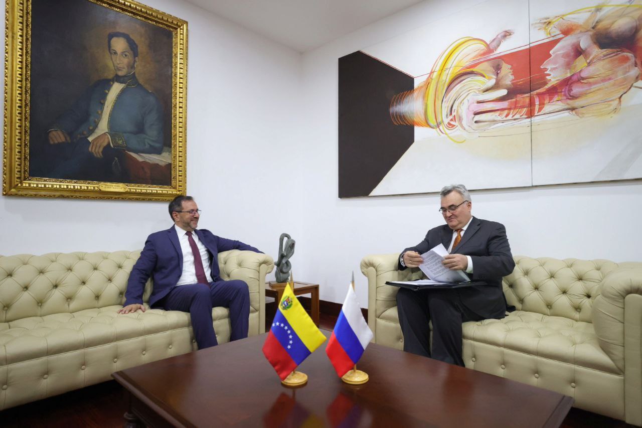 Yván Gil sostuvo reunión con Sergey Mélik para suplicar apoyo de Rusia contra operativos de EEUU