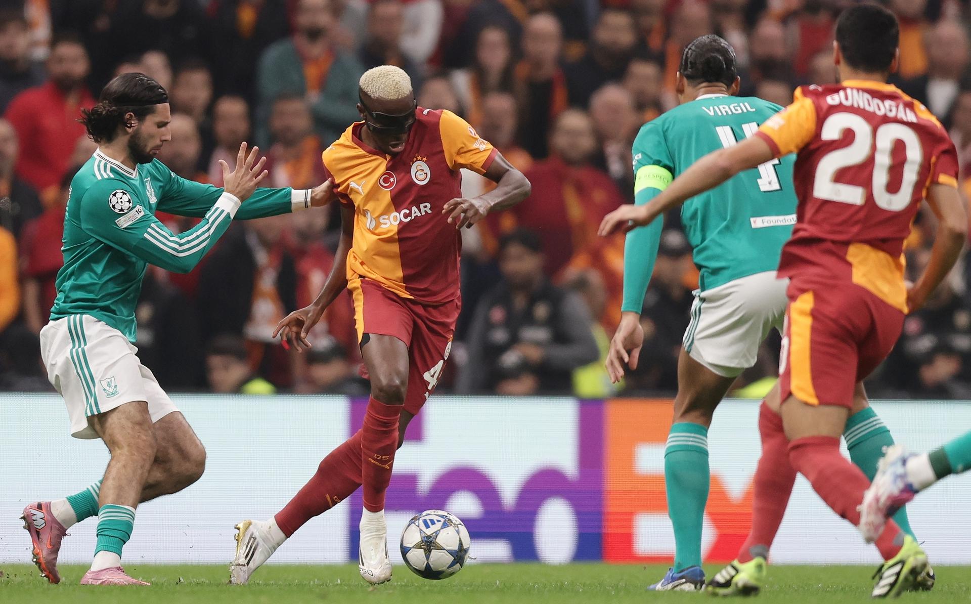 Galatasaray tumbó al Liverpool tras polémica del VAR en Estambul