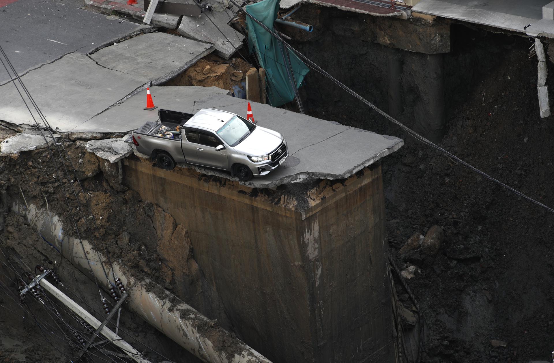VIDEO: gran socavón abrió una avenida en Tailandia y se tragó todo a su paso