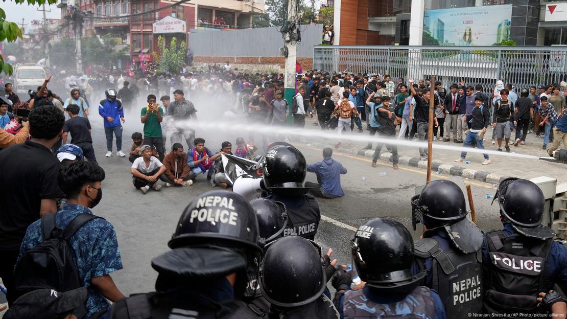 Después de quemar la casa del primer ministro, manifestantes incendian la sede del Congreso en Nepal
