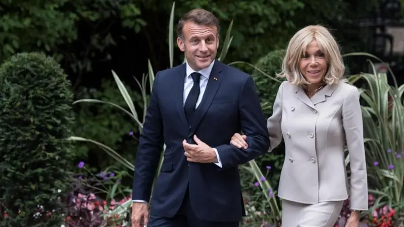 El entorno de Brigitte Macron negó versiones sobre el motivo de la cachetada al presidente francés