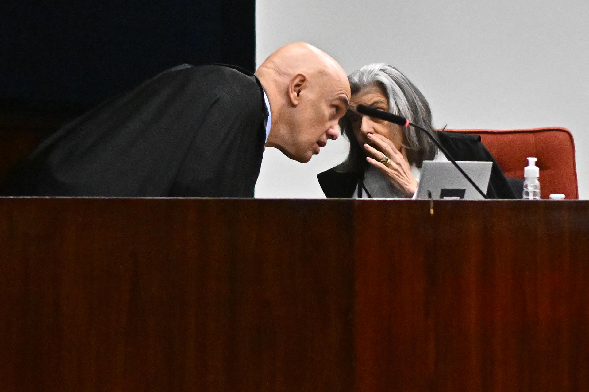 El juez Alexandre de Moraes votó para imponer condena a Jair Bolsonaro