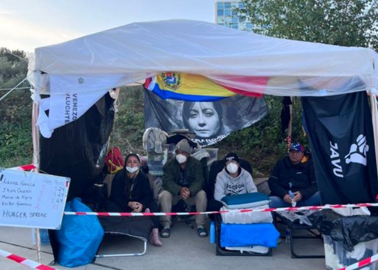 Más de 120 horas en huelga de hambre: activistas venezolanos resisten frente a la CPI (Fotos)