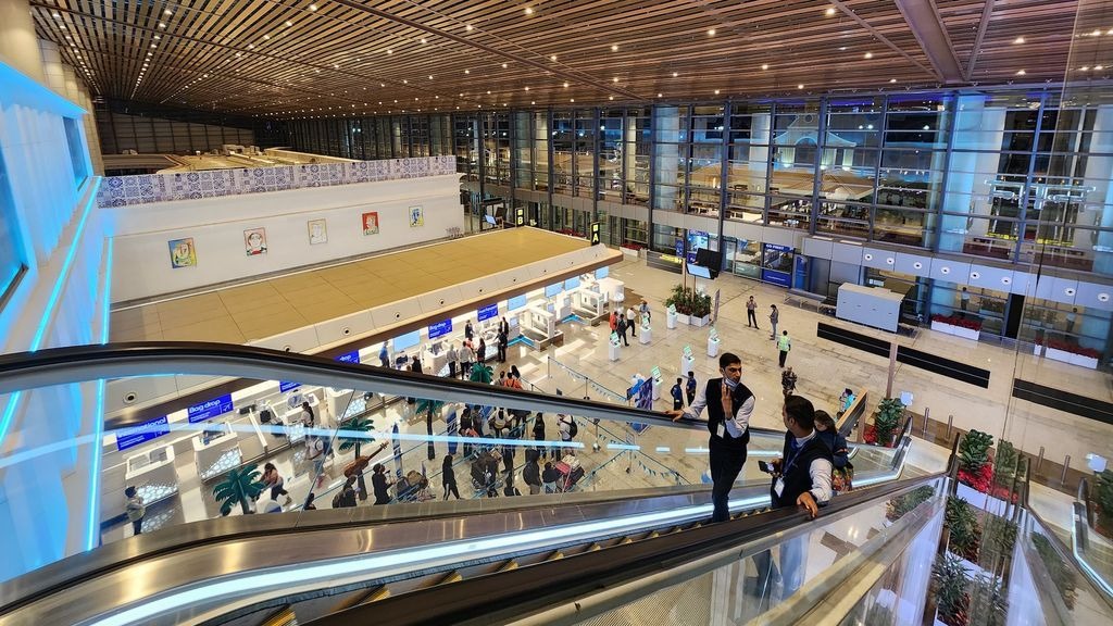 La insólita razón por la que detuvieron a un youtuber: afirmó que un aeropuerto "está embrujado"