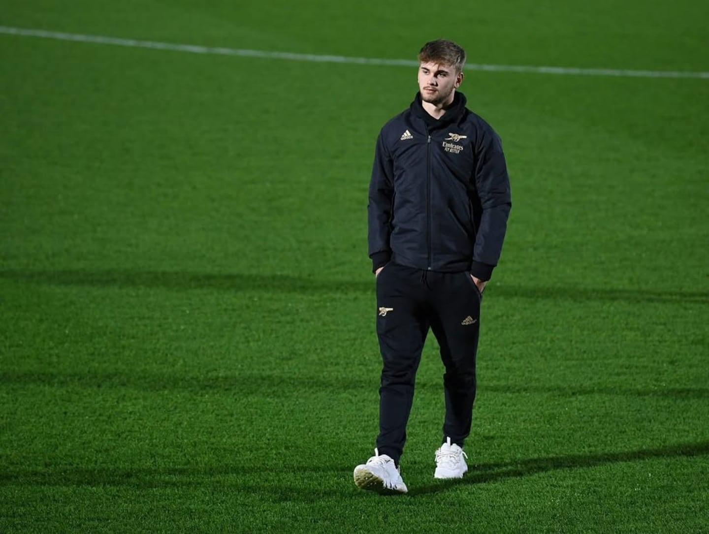 Conmoción en el fútbol inglés: murió exjugador del Arsenal que se había golpeado la cabeza contra un muro