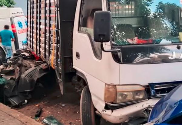 Impactante accidente en Caracas: Camión embistió a dos vehículos y dejó un herido