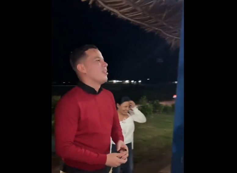 Con emotiva despedida, comunidad indígena de Canaima agradeció la labor de joven médico (VIDEO)