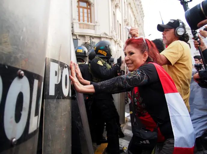 Nuevos enfrentamientos entre manifestantes y la policía dejan al menos tres heridos en Lima