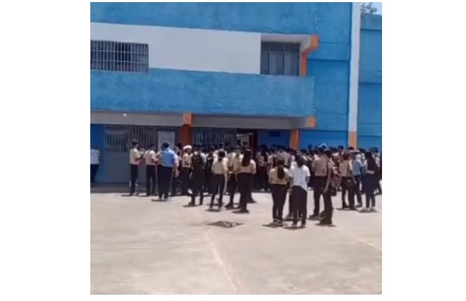 Directora de liceo en Valles del Tuy impide ingreso de estudiantes por no cumplir con el uniforme (Videos)