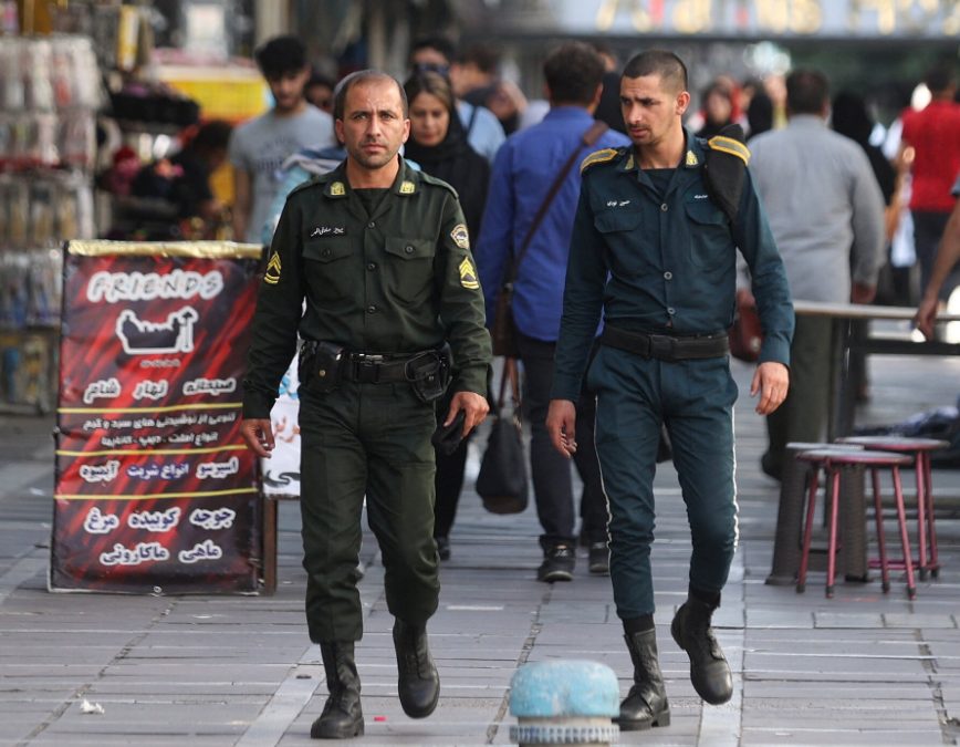 Policía iraní clausuró café solo por vender alcohol y permitir que sus clientas bailaran (video)