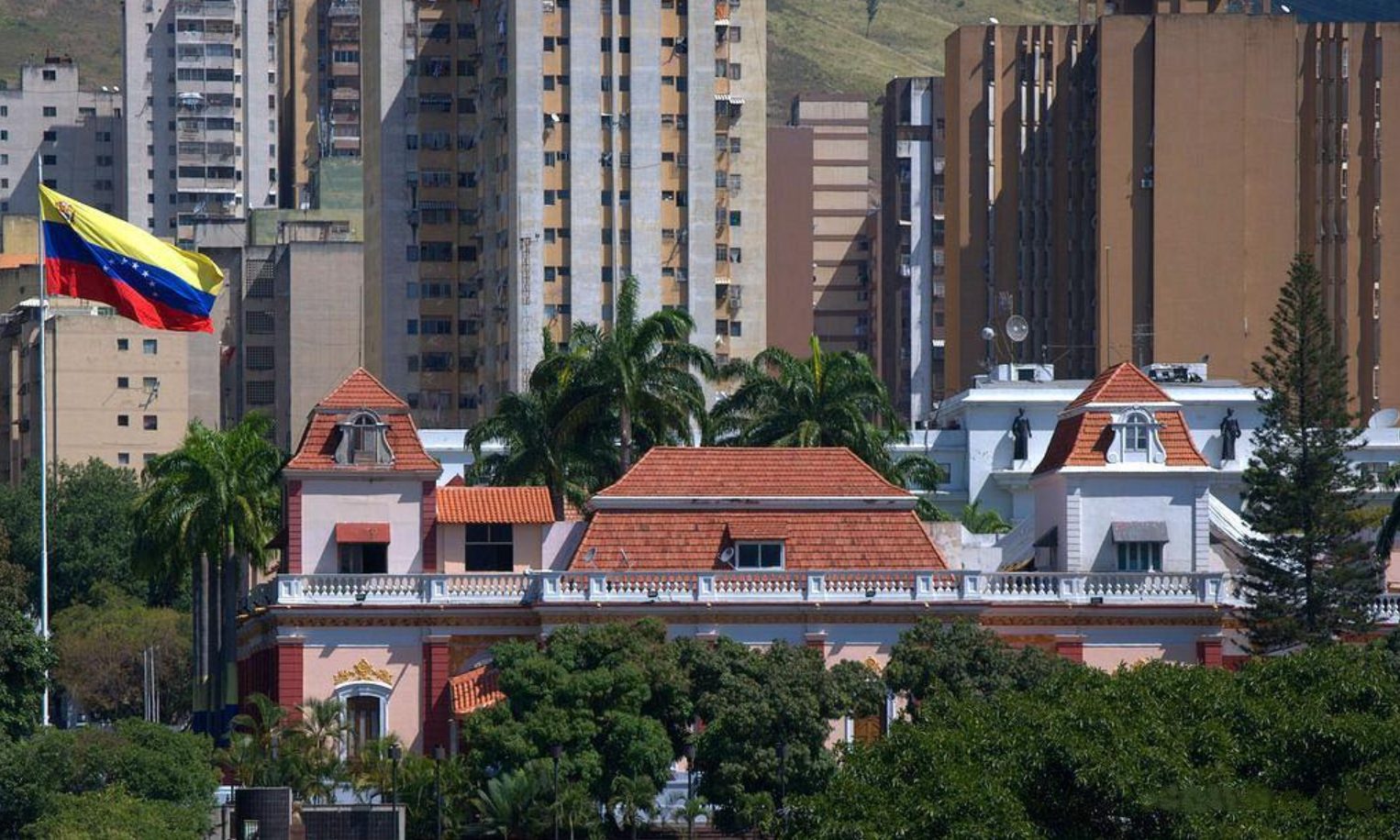 El País: Alerta máxima en el Palacio de Miraflores ante la presión de Donald Trump