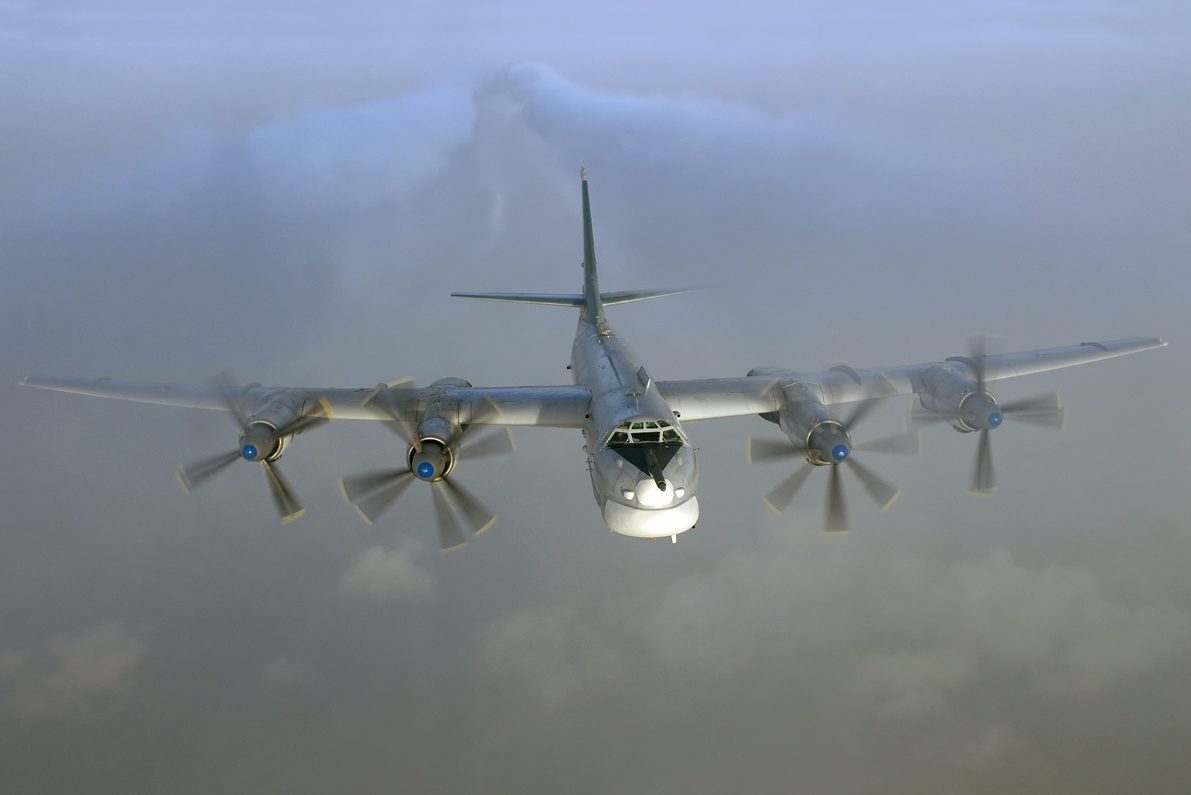 Bombarderos estratégicos y cazas rusos patrullaron mares de Béring y Ojotsk