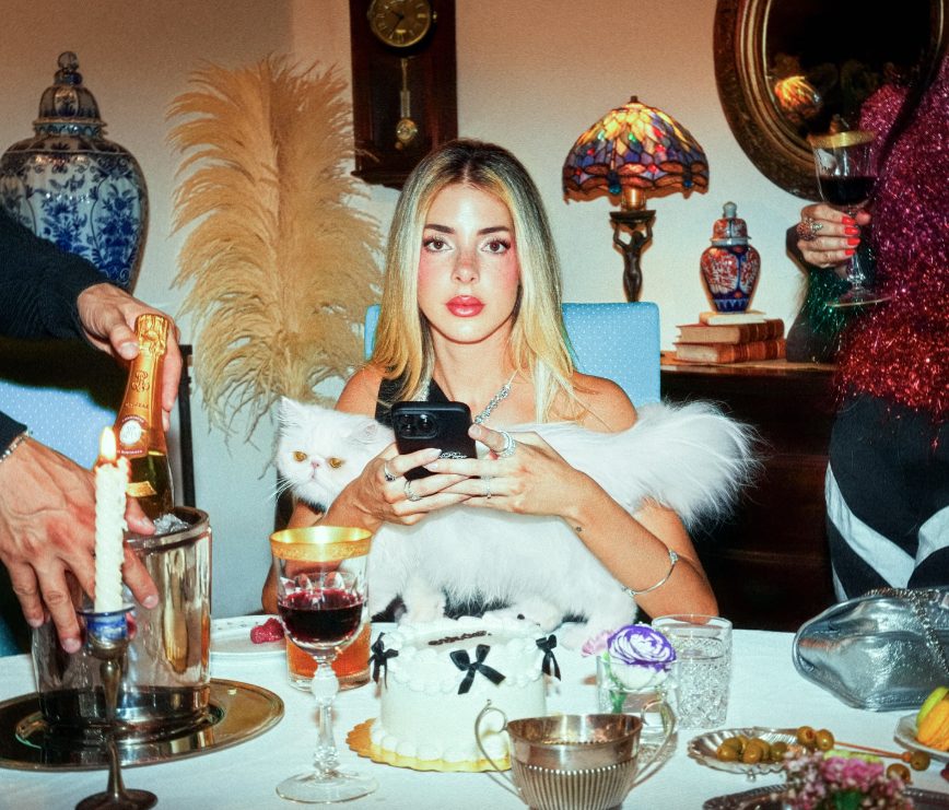Corina Smith cuenta sus intimidades en su álbum "menos triste más mami"