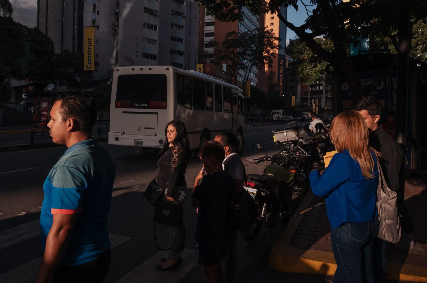 NYT: Miedo y esperanza en Venezuela mientras acechan buques de guerra estadounidenses