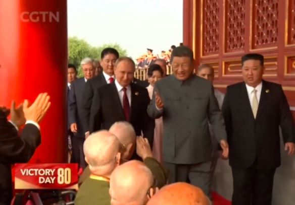 Presidente de China inauguró desfile militar acompañado de Vladimir Putin y Kim Jong-un (VIDEO)
