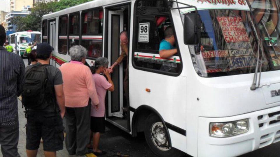 Transportistas solicitaron ajuste urgente del pasaje a medio dólar y un bono para usuarios