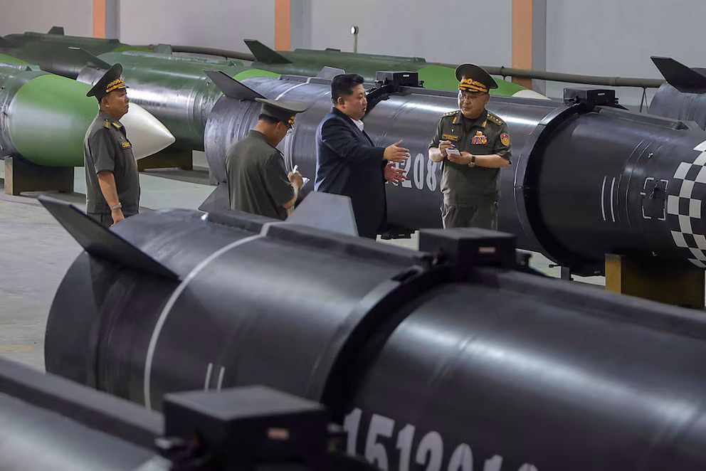 Kim Jong-un inspeccionó una línea de producción de misiles antes de su viaje a Pekín