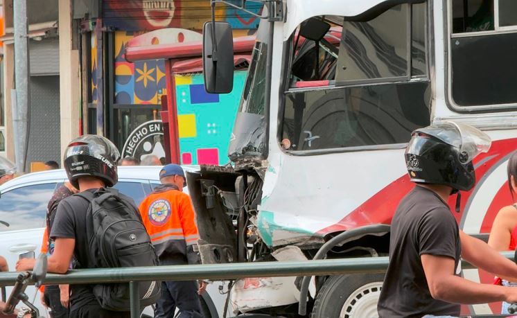 Autobús sin frenos provocó un fuerte choque en la avenida Baralt de Caracas (IMÁGENES)