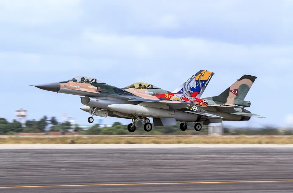 Así son los aviones de Venezuela que sobrevolaron los buques de EEUU: ¿qué peligro tienen?