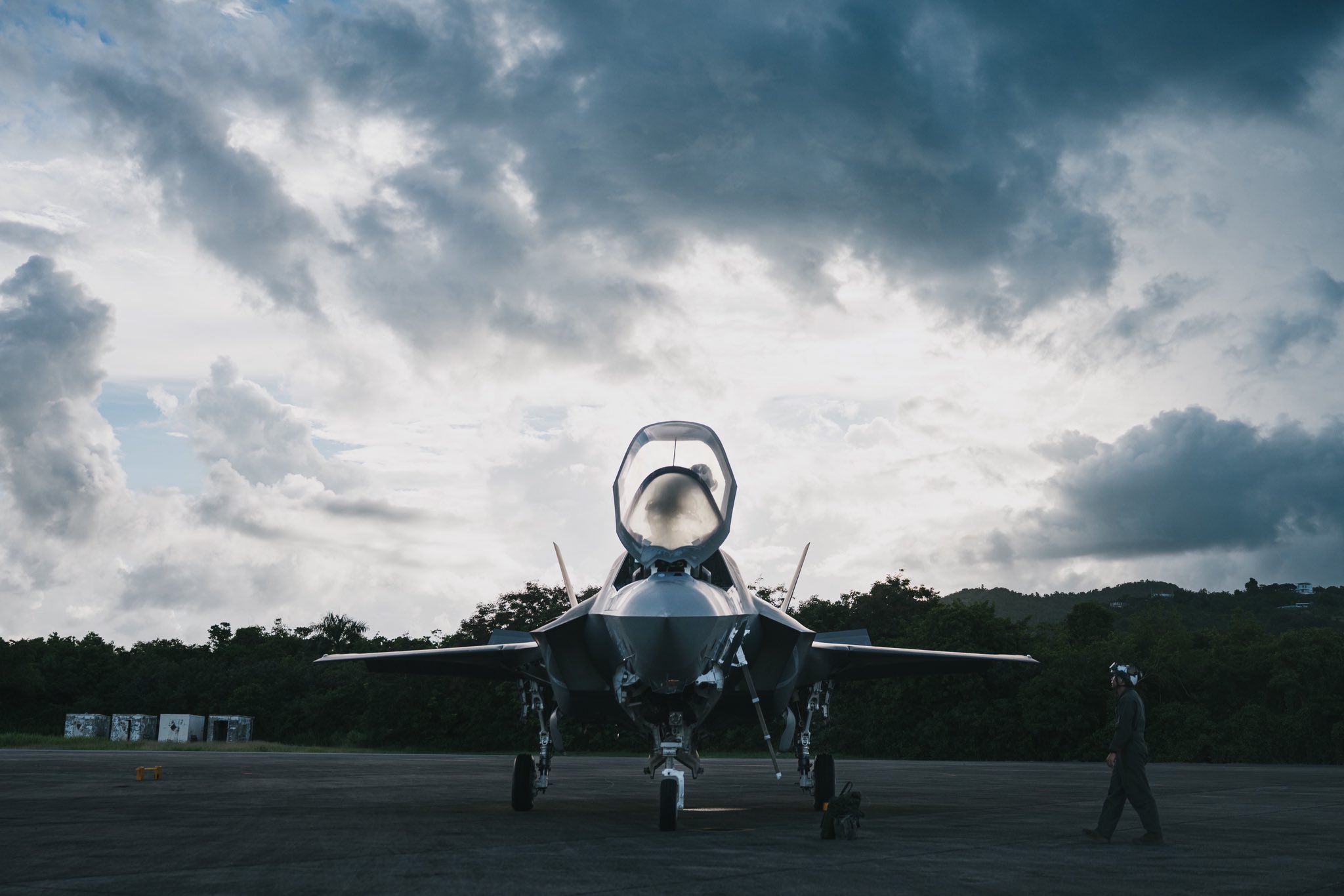 Marines cargaron municiones en cazas F-35B durante entrenamiento en el Caribe (VIDEO)