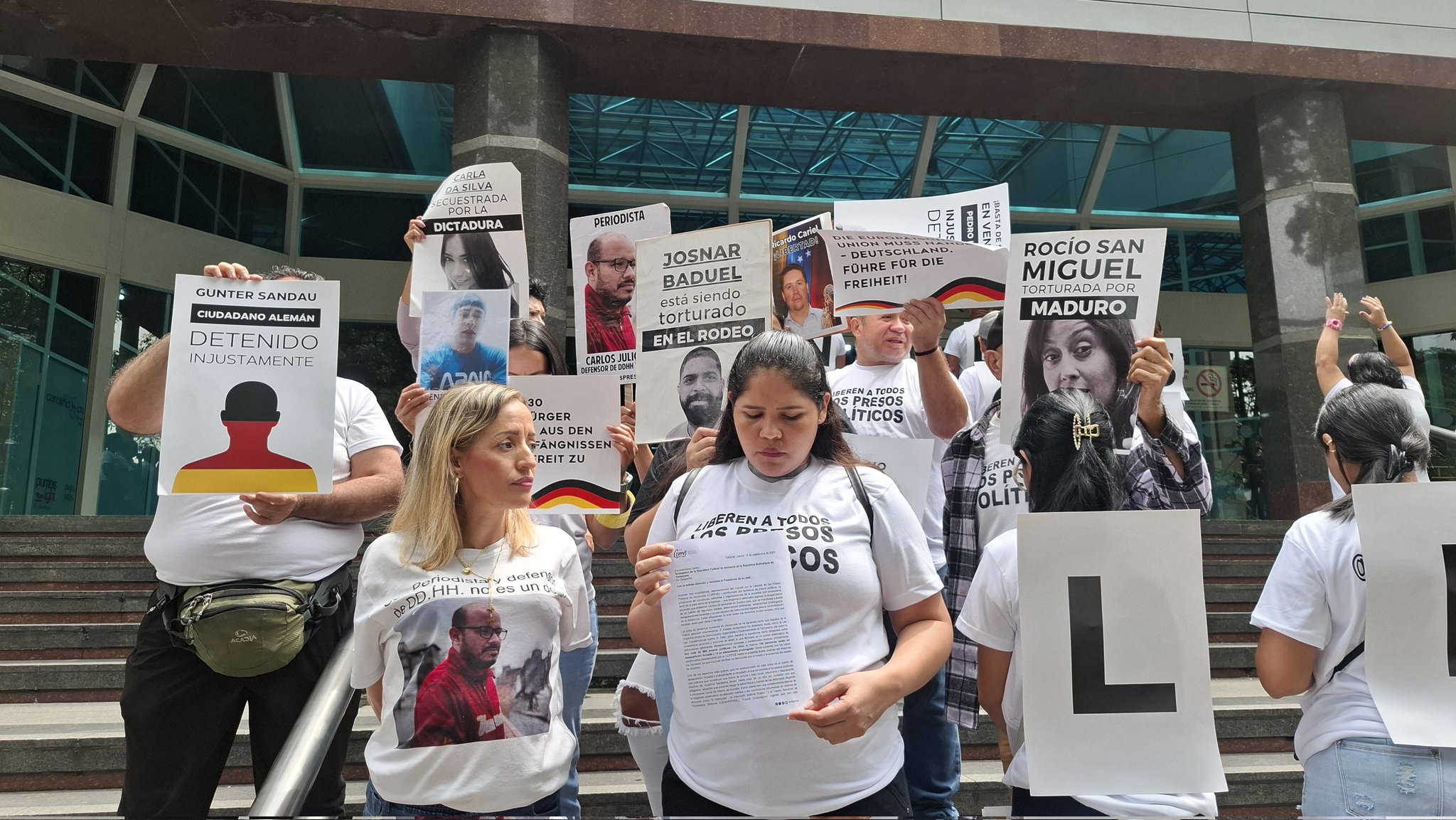 ClippVe protesta ante la embajada de Alemania en Caracas para intervenir en la liberación de presos políticos