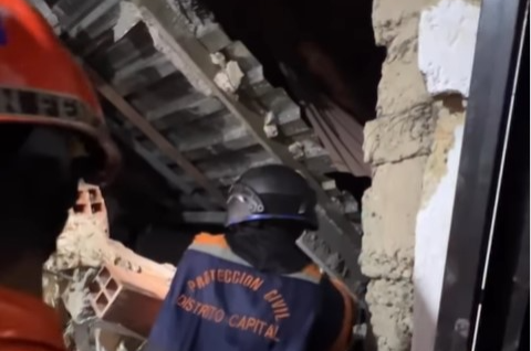Drama en Caracas: se vino abajo una casa de tres pisos y una mujer sigue desaparecida (VIDEO)