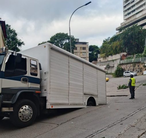 Vehículo de carga se hundió por colapso de la vía en Los Caobos este #22Sep