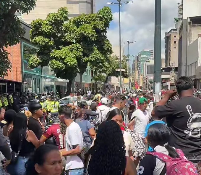 Desalojo en el boulevard Sabana Grande terminó en disturbios entre buhoneros y policías (VIDEOS)