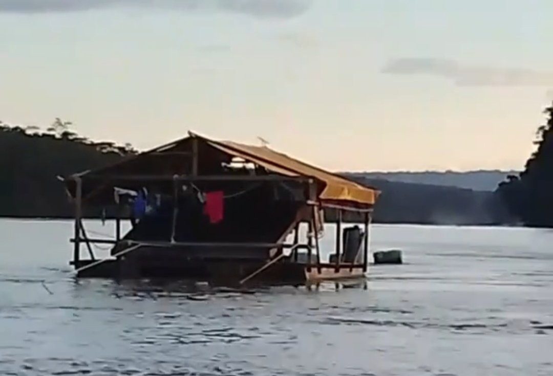 Contaminación en la cuenca alta del río Caroní por balsas mineras ilegales