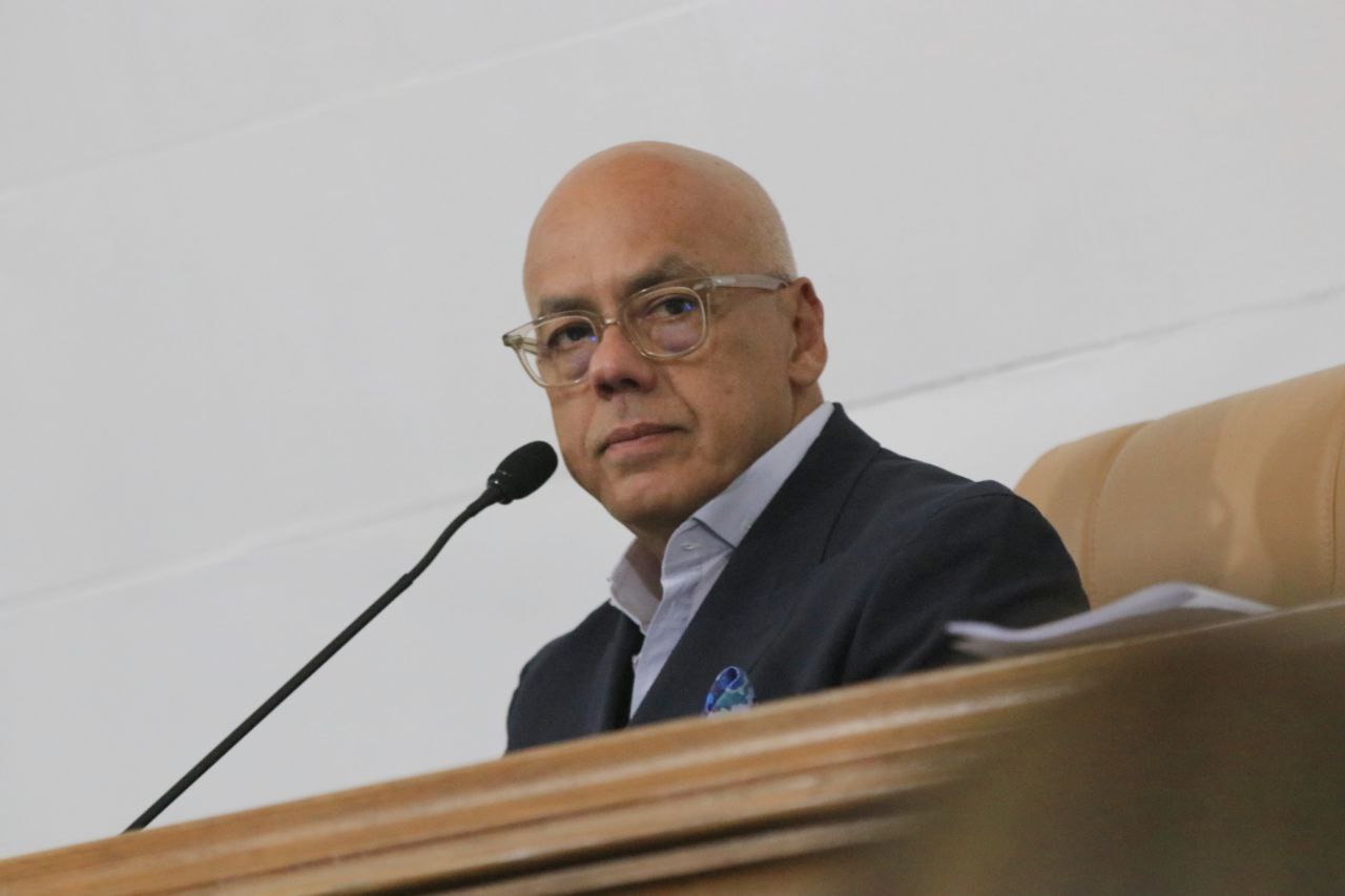 Jorge Rodríguez se enrabietó y comparó a Donald Trump con un famoso corsario inglés