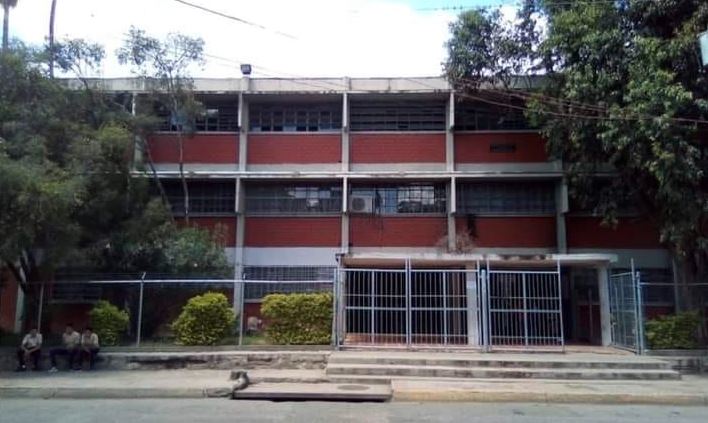 Lluvias dejaron al descubierto el grave deterioro del Liceo Francisco Fajardo en Caracas (VIDEOS)